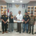 Pemberian Plakat GRIB Jaya DPC Kota Samarinda kepada Kepala Kejaksaan Negeri Samarinda