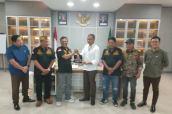Pemberian Plakat GRIB Jaya DPC Kota Samarinda kepada Kepala Kejaksaan Negeri Samarinda Pemberian Plakat GRIB Jaya DPC Kota Samarinda kepada Kepala Kejaksaan Negeri Samarinda