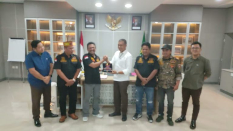 Pemberian Plakat GRIB Jaya DPC Kota Samarinda kepada Kepala Kejaksaan Negeri Samarinda