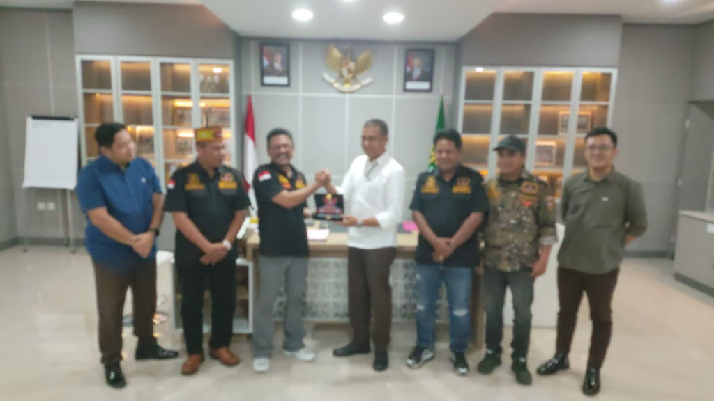 Pemberian Plakat GRIB Jaya DPC Kota Samarinda kepada Kepala Kejaksaan Negeri Samarinda