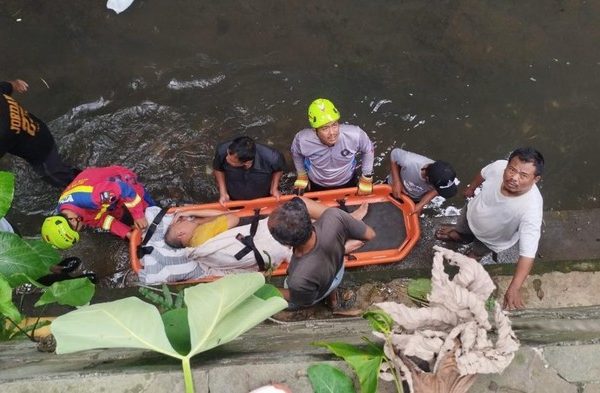 Damkar Bogor Evakuasi Pria Nyebur ke Sungai Ciparigi Saat Beri Makan Ayam Damkar Bogor Evakuasi Pria Nyebur ke Sungai Ciparigi Saat Beri Makan Ayam