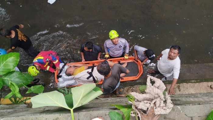 Damkar Bogor Evakuasi Pria Nyebur ke Sungai Ciparigi Saat Beri Makan Ayam Damkar Bogor Evakuasi Pria Nyebur ke Sungai Ciparigi Saat Beri Makan Ayam